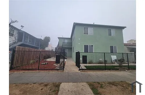 945 Leonard Pl Photo 1