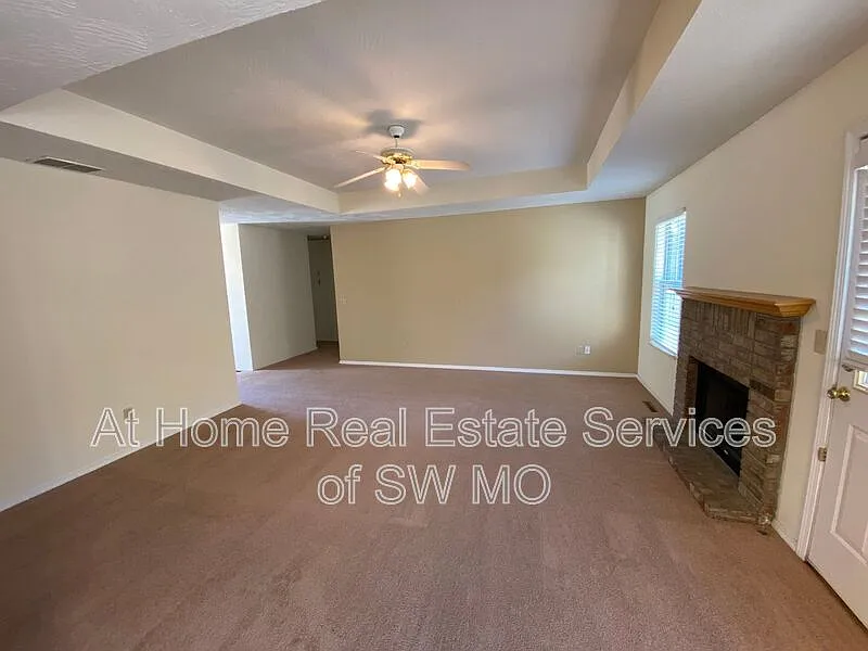 3 bed, 2.0 bath, 1296 sqft, $1,330 — Photo 4