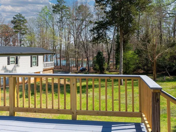 1028 Pinelake Dr, Townville, SC 29689