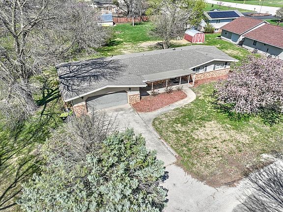 3rd image of 215 E Flora Ave