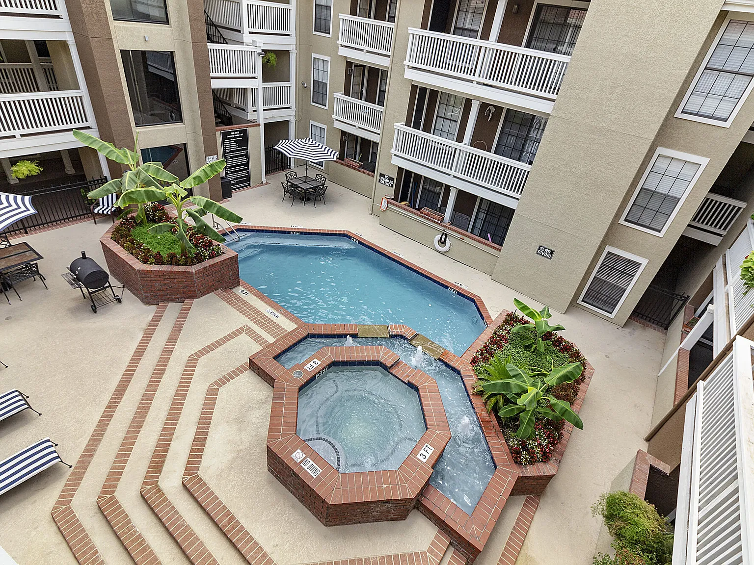 Lincoln Court — Photo 1