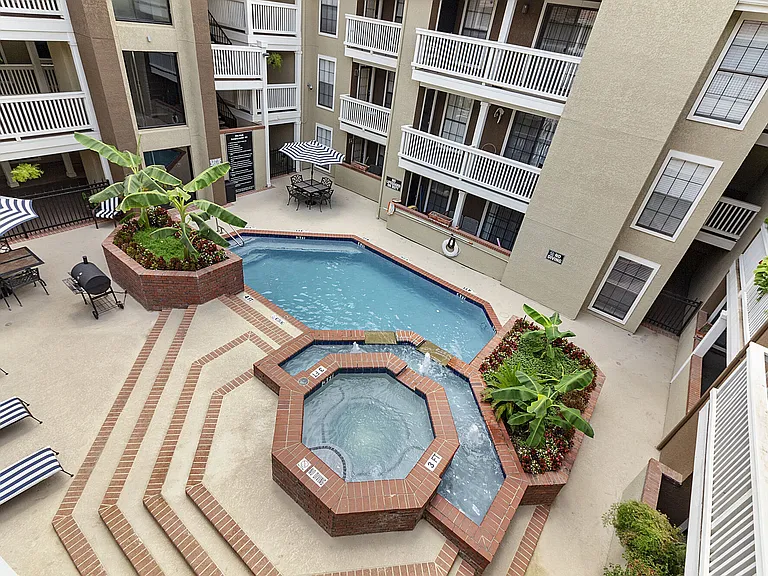 Lincoln Court — Photo 1