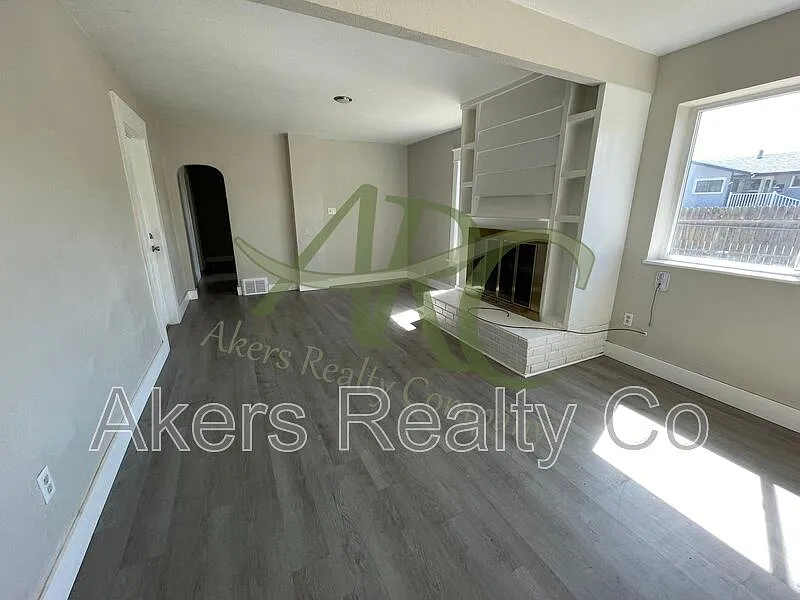 3 bed, 1.0 bath, 1106 sqft, $1,395 — Photo 2