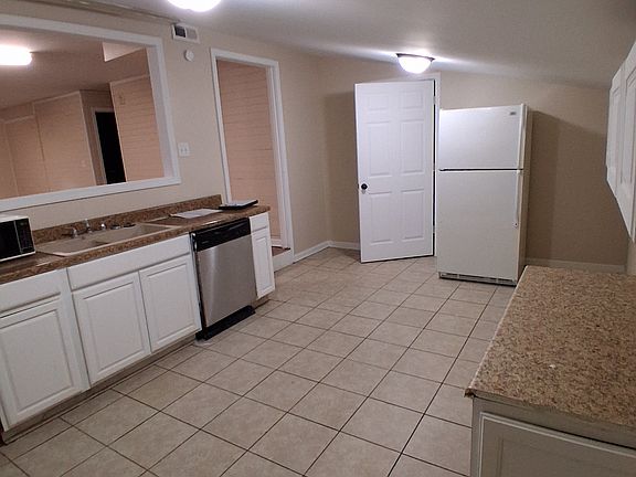 3rd image of 216 S Pecan St