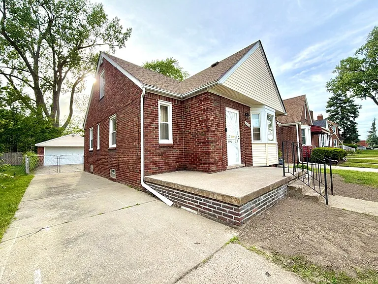 18235 Tracey St — Photo 3