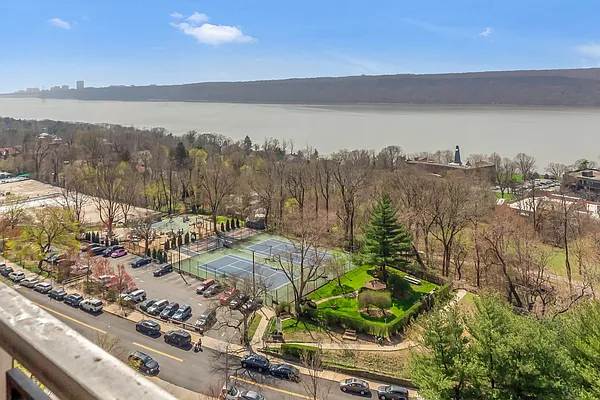 Sold by Christie's International Real Estate Westchester & Hudson Valley | media 19