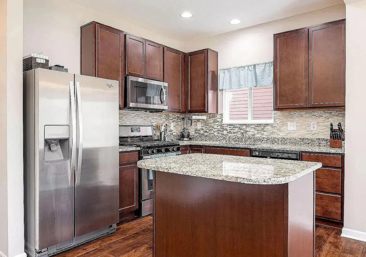 Beautiful Home For Rent in Royal Elm Neighborhood! * Showings begin on Sunday 09/27/26** — Photo 4