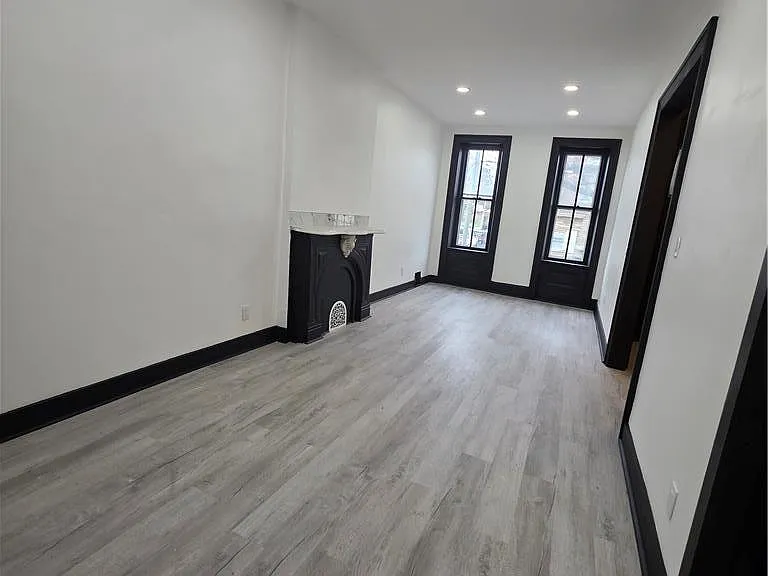 300 Pine St — Photo 6