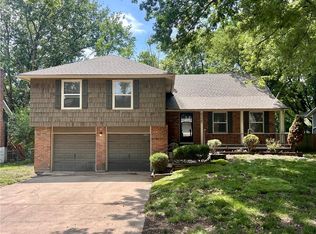 6220 Greenwood Dr, Shawnee, KS 66216