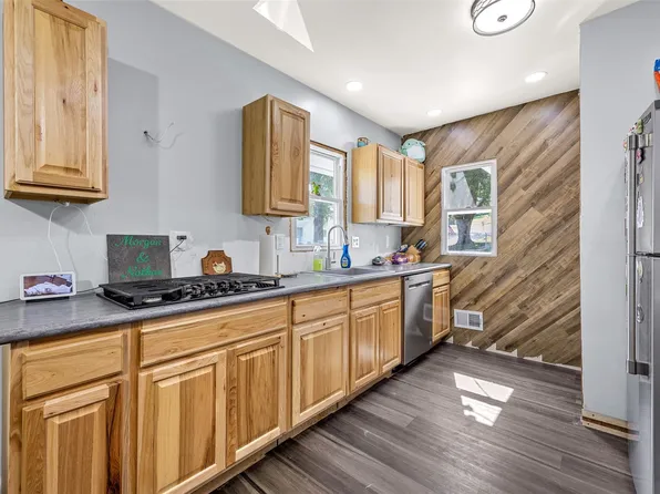 207 E 2nd St, Anamosa, IA 52205