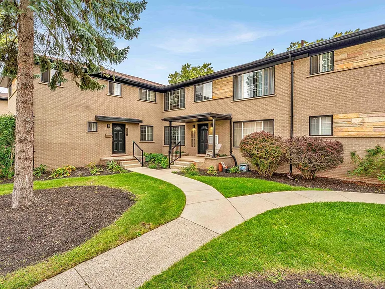 2101 E Maple Rd — Photo 15