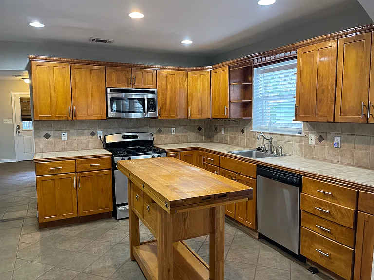 1718 E Cervantes St — Photo 5