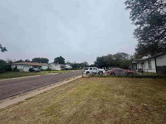 3rd image of 2035 Oak Dr
