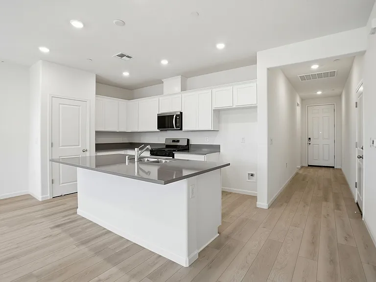 16047 Pirates Cove Ln — Photo 6