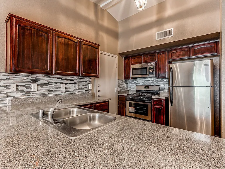 3289 Emerald Point Dr — Photo 10