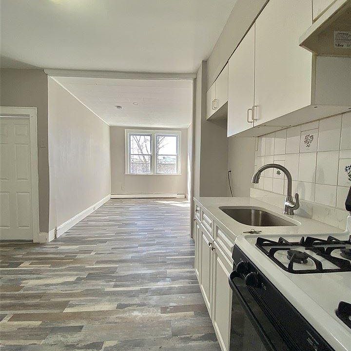 1st image of 117 Clarke Ave #2R