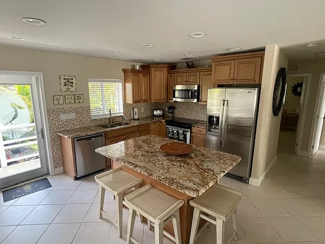 This well appointed kitchen is a joy to prepare meals in, enjoy a fun game with family and friends at the table or just look at as you leave to have a meal out on the town!