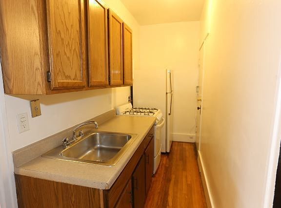 2nd image of 957 W Cornelia Ave Unit G