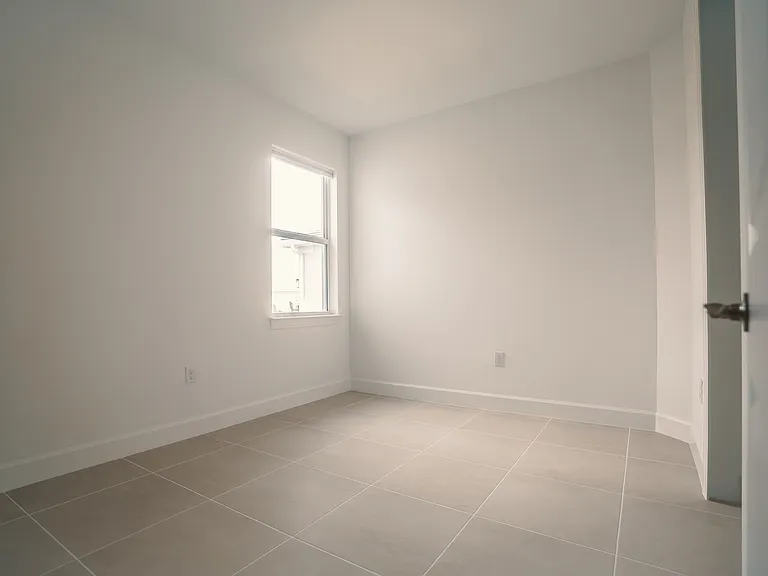 Coral Harbour Dr — Photo 25