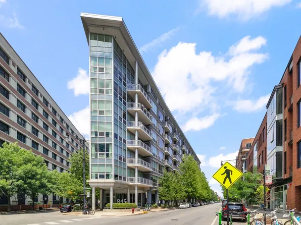 845 N Kingsbury St Unit 302, Chicago, IL 60610