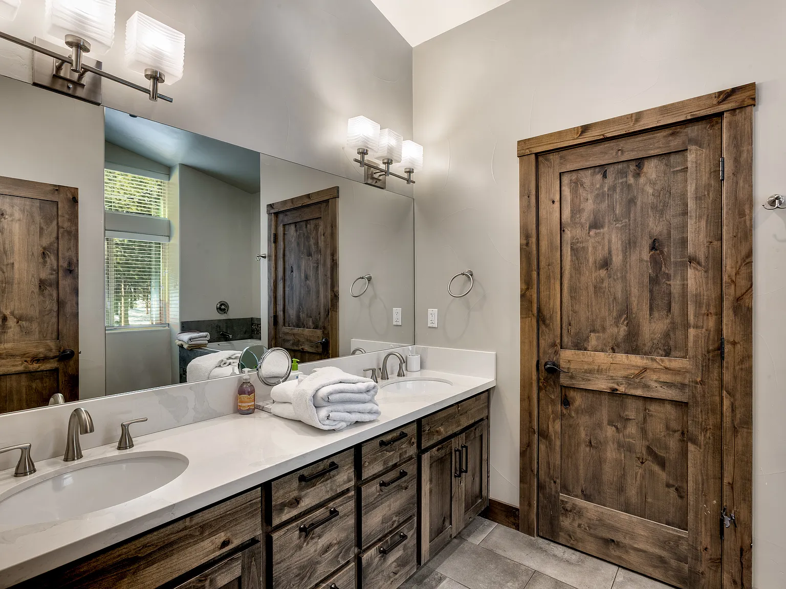 5 bed, 3028 sqft, $7,000 — Photo 3
