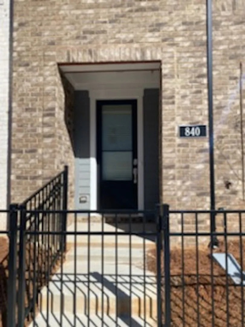 Building Photo - 840 Kenway Ave
