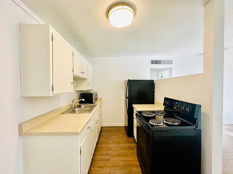 Bel Air Apartments — Photo 19
