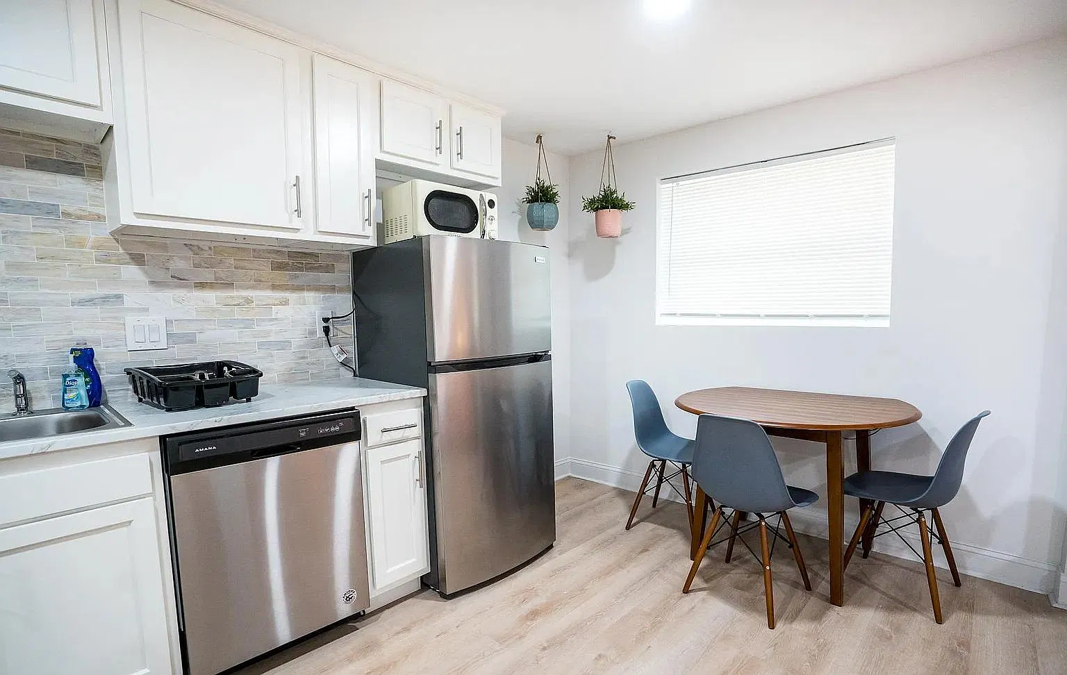 2203 Myra St — Photo 2