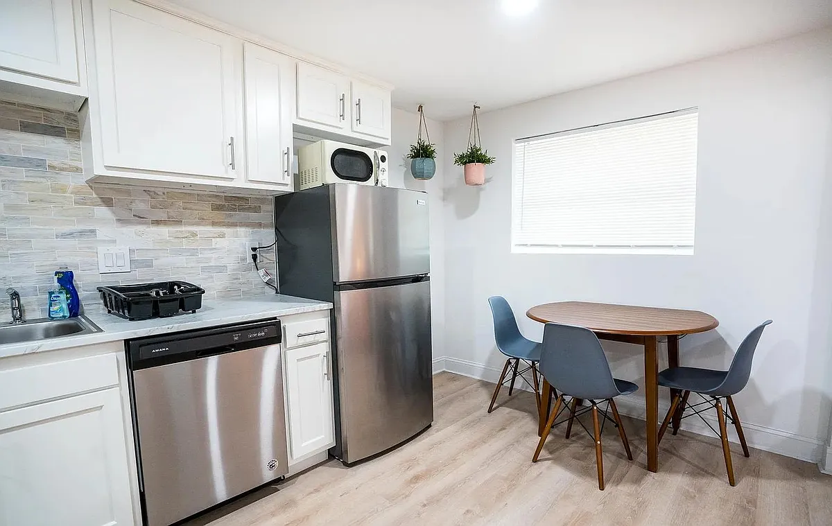 Building Photo - 2203 Myra St #3