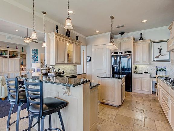 5th image of 4106 Bluff View Dr