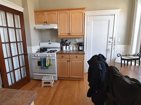 2nd image of 10 Greenway Ct APT 3