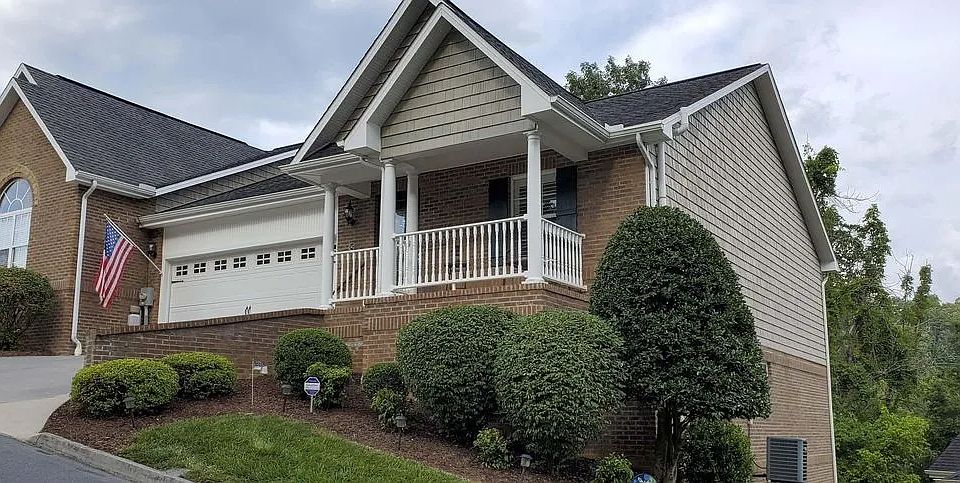 1st image of 142 Bridgewater Ct