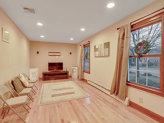 4th image of 170 Glen Ave