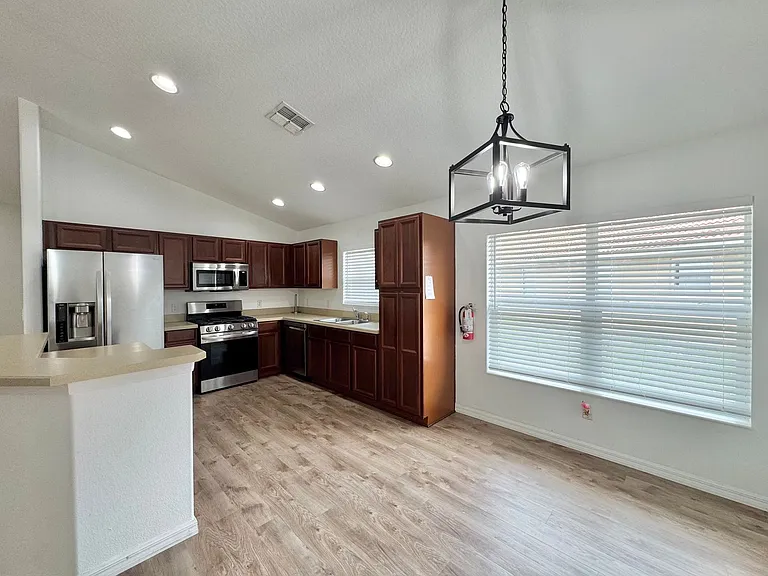 502 Viola Dr — Photo 15