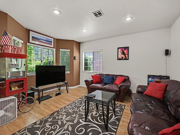 3rd image of 425 Cecelio Way