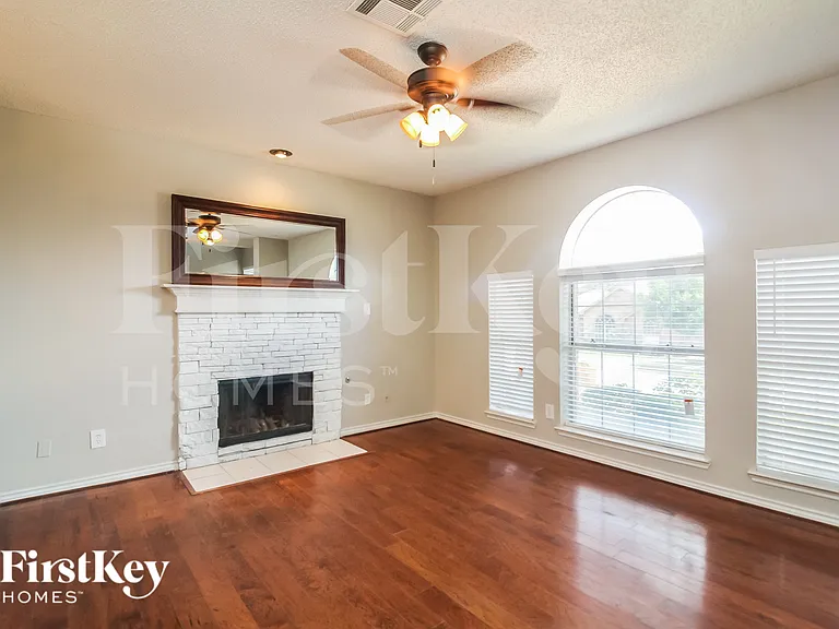 5611 Chimney Rock Dr — Photo 3