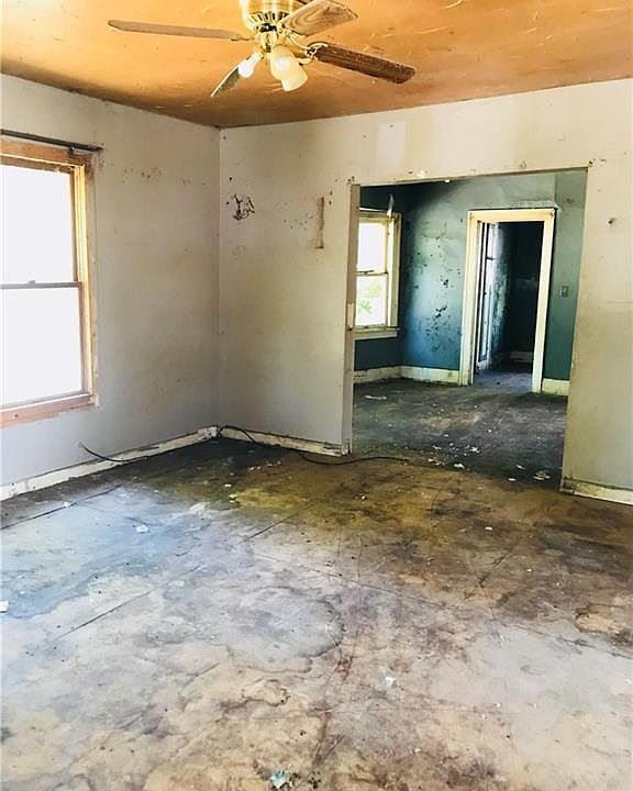2nd image of 732 N Douglas Ave