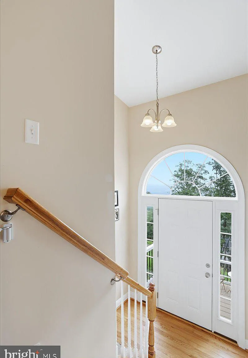 3 bed, 3.0 bath, 1850 sqft, $2,300 — Photo 4