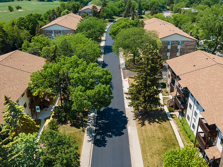 Emerald Pointe Apartments — Photo 16
