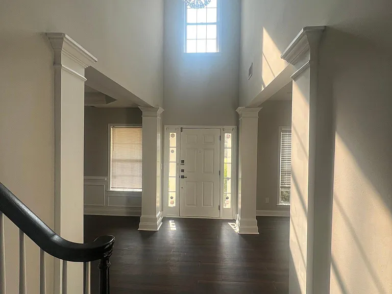 1970 Embassy Walk Ln — Photo 2