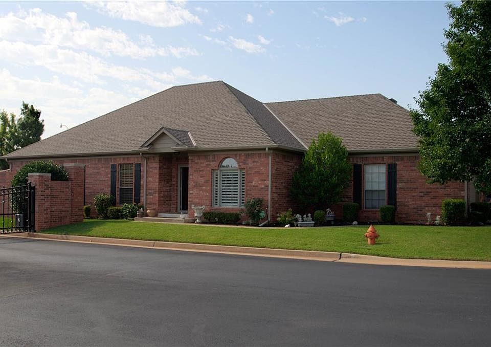 Beautiful 3 bed, 2 bath home with plenty of storage, a private yard, and a convenient location. Roof