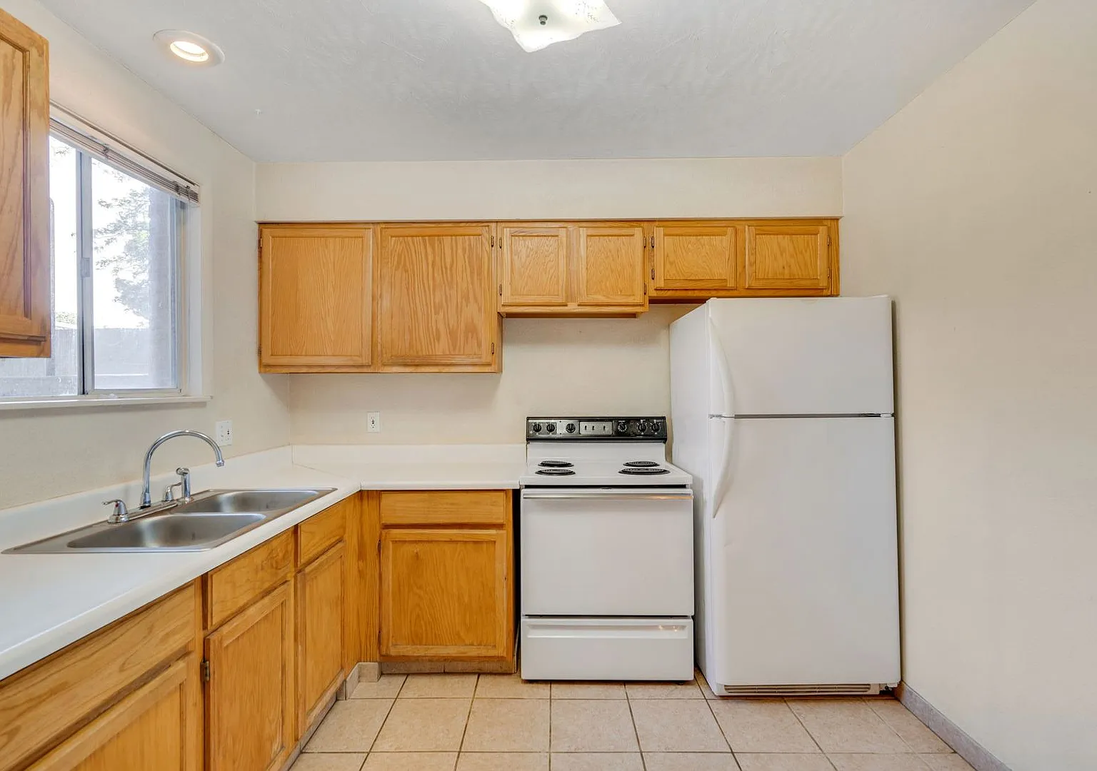 2108 Applewood — Photo 3