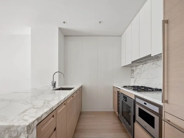 30 Riverside Boulevard 21G image 1 of 13