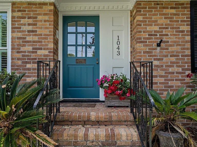 1043 Fort Sumter Dr — Photo 2