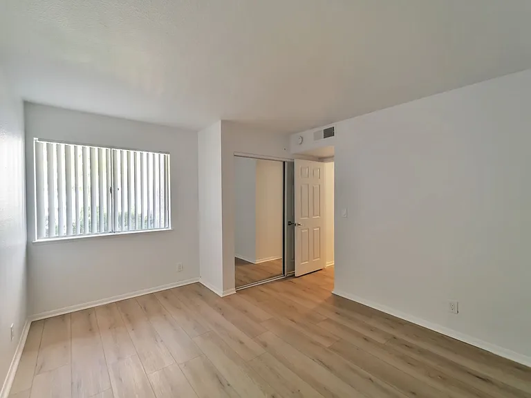 Valencia Apartments — Photo 19