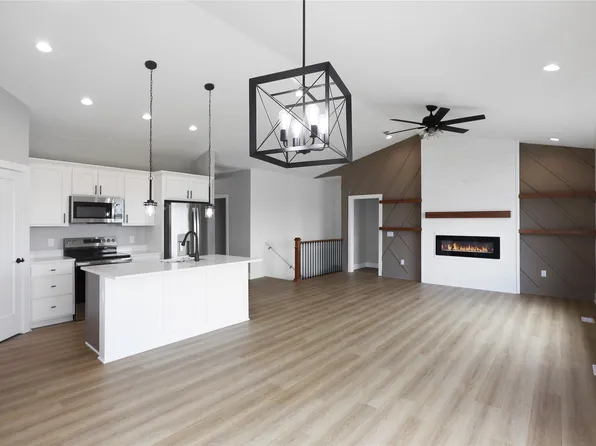 304 13th St NW, Bondurant, IA 50035