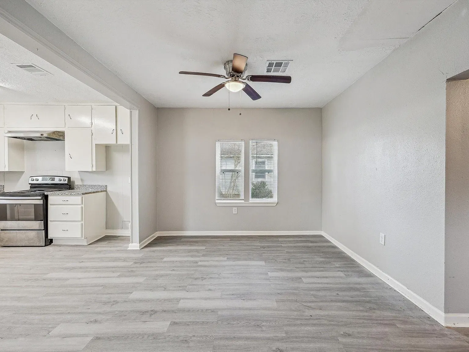 3 bed, 1.0 bath, 1406 sqft, $1,400 — Photo 2