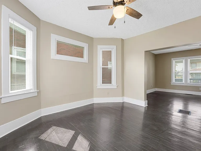 172 S Richardson Ave — Photo 5