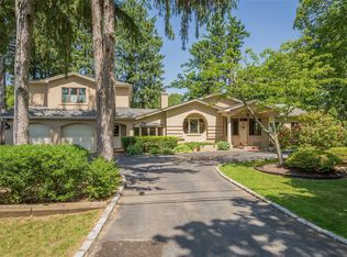 3 Crescent Beach Dr, Huntington, NY 11743