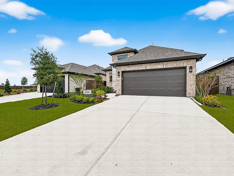 5019 Bowen Prairie Dr — Photo 3